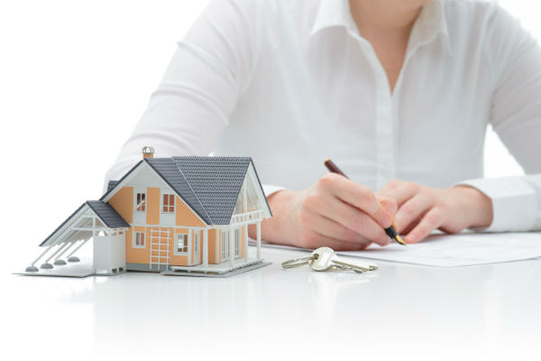 Кредит под недвижимость проще получить у частных заимодавцев. (Фото: Alexander Raths - Fotolia.com).